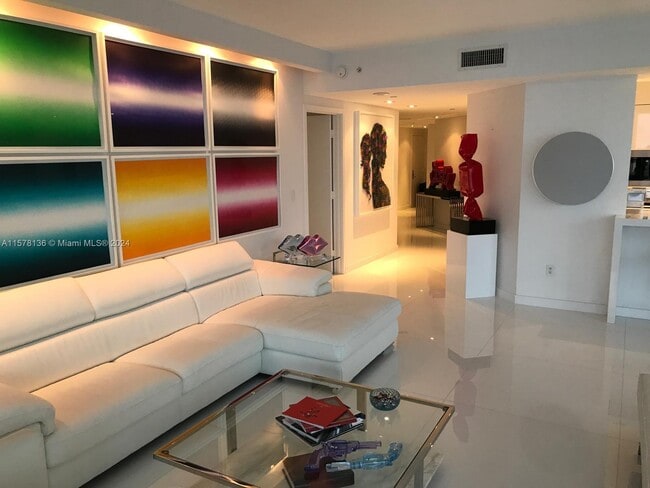 Building Photo - 1331 Brickell Bay Dr