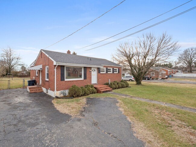 Photo - 4 Bedroom/ 2 Bath Home for Rent in NW Roanoke