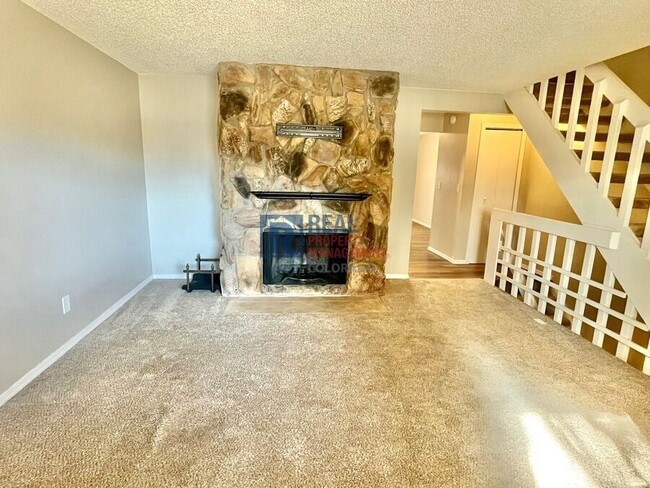 Foto del edificio - 392 W Rockrimmon Blvd