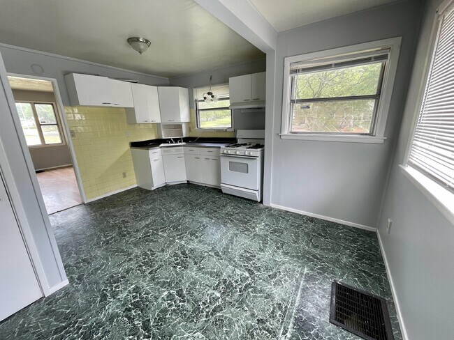 Building Photo - 904 Oakley Ave