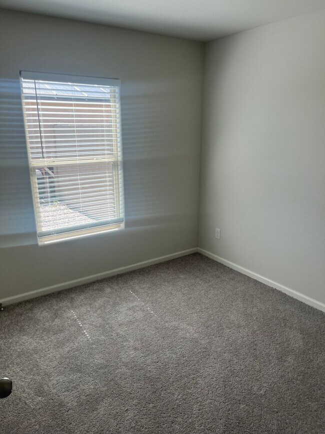 Building Photo - 2 weeks free rent with approved applicatio...