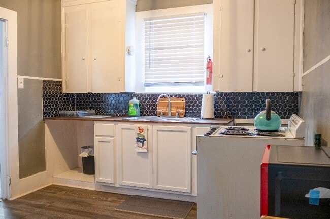 Building Photo - 3737 Maywood Ave