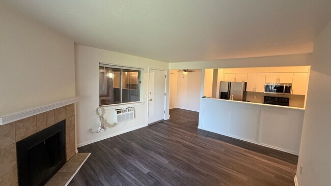 Building Photo - 2-Bedroom, 2-Bath Condo Near City Center i...