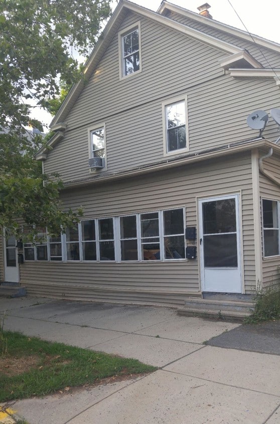 Building Photo - 228 Pearl St