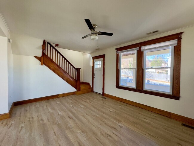 Foto del edificio - Fantastic 3-Bedroom Overlea Home with Open-Floor Plan!