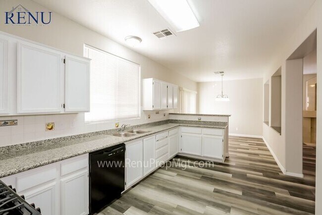 Foto del edificio - Now Available!
