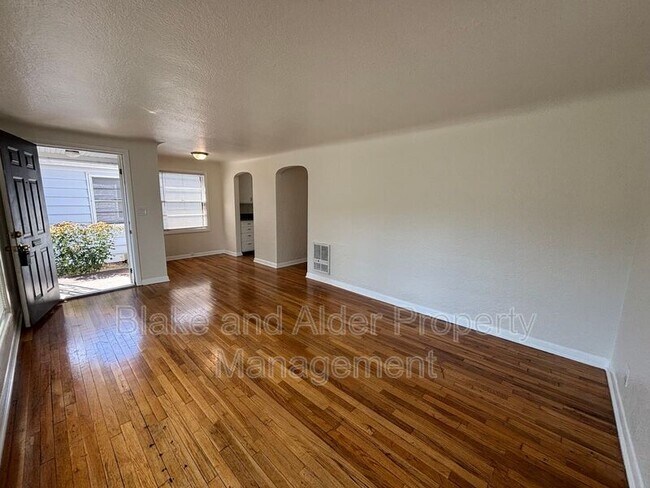 Building Photo - 656 Breys Ave NE