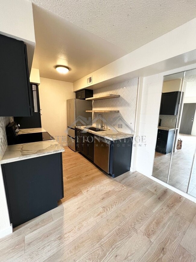 Building Photo - 2625 E Indian School Rd