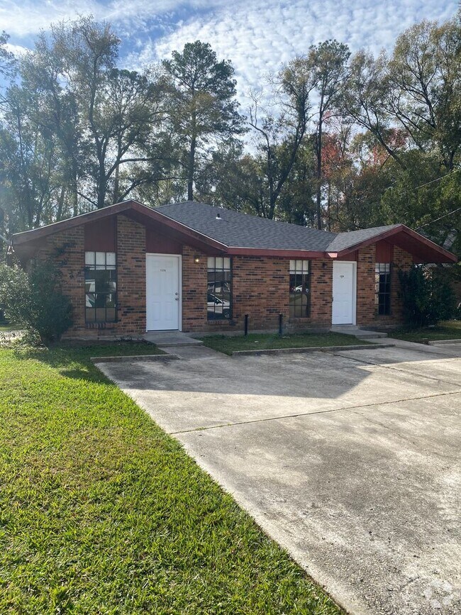 Building Photo - 137 Clinton Ct