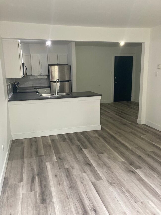 Building Photo - Fully Renovated Unit Available August 1!