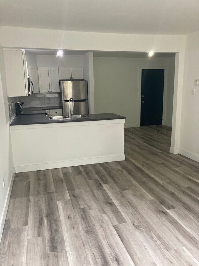 Photo du bâtiment - Fully Renovated Unit Available