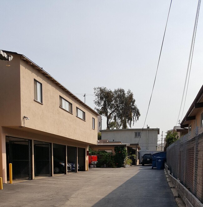 Building Photo - 835 W Beach Ave