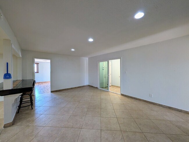 Building Photo - 3848 W North Ln