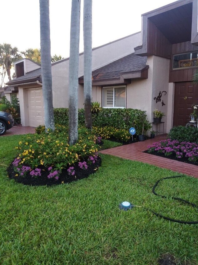 Foto principal - 6778 Versailles Ct