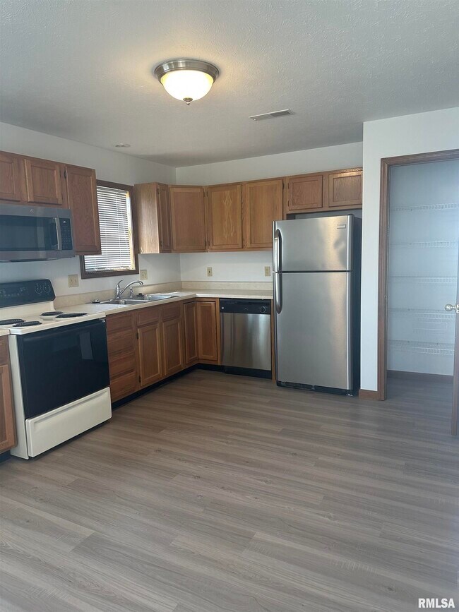 Building Photo - 3130 Cascade Dr