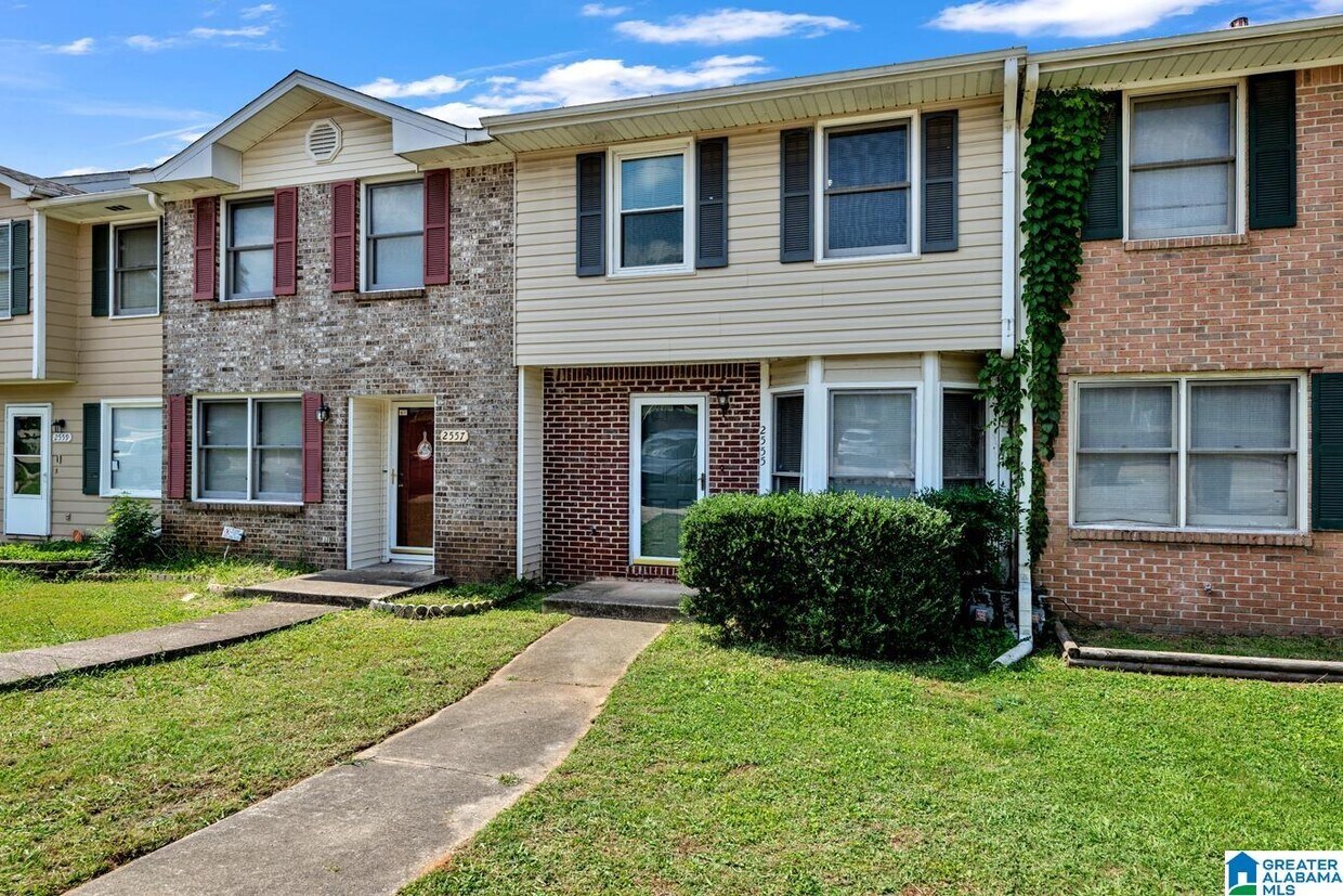 Foto principal - 2555 Hampstead Dr