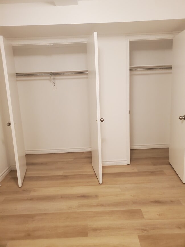 Photo du bâtiment - Spacious One Bedroom Basement Apartment