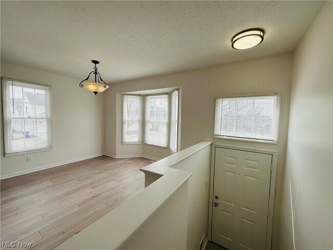 Foto del edificio - 8333 Beacon Pl