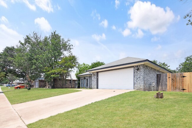Building Photo - 5005 Greenlee Dr