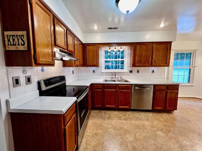 Foto del edificio - OPEN HOUSE SUNDAY THE 21ST 1PM-3PM! Move-In Special: Receive $1,300 off your first full month’s r...