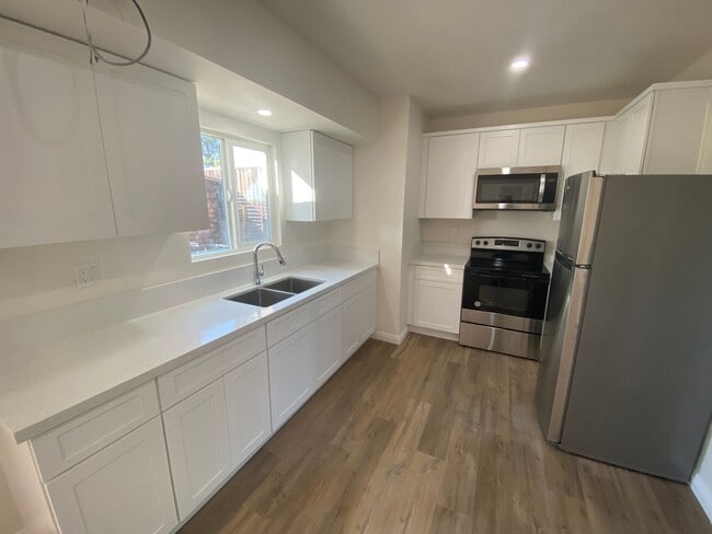 Building Photo - Modern Townhome with Gorgeous City Views – Prime Thousand Oaks Locati