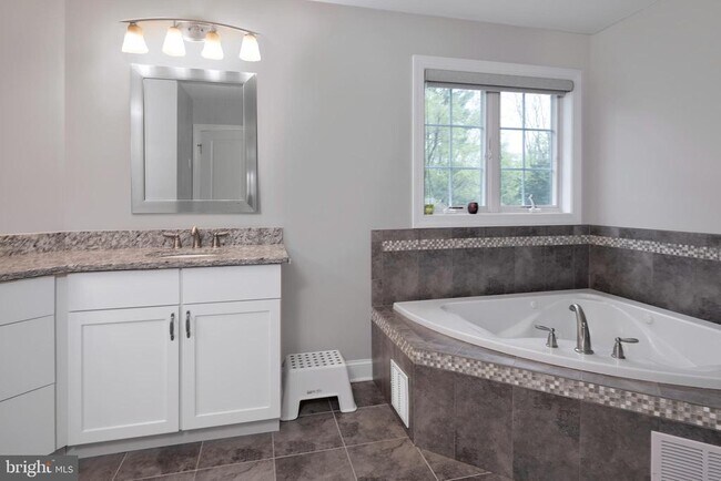 Building Photo - 22 Liam Pl