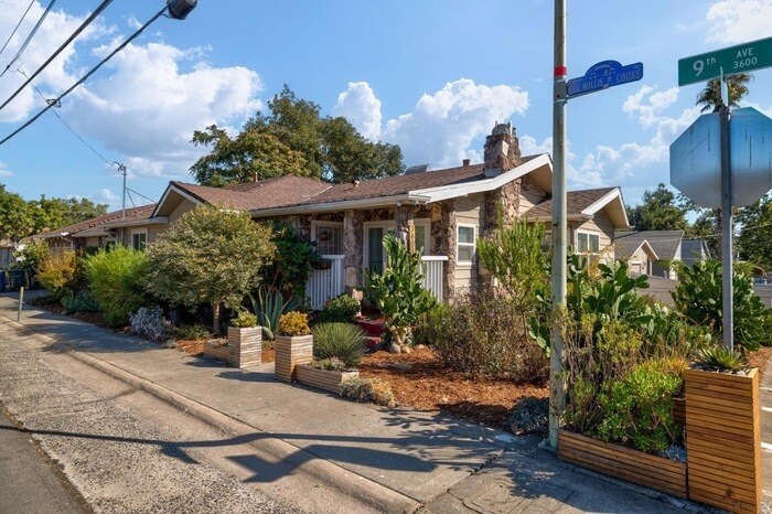 Foto principal - Welcome to this stunning 4-bedroom, 2-bath...