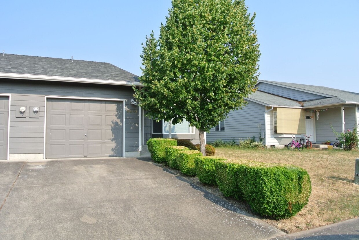 Primary Photo - Spacious 3-bedroom, 1 bath home in Albany