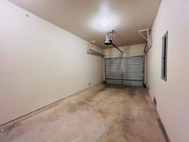 Foto del edificio - MOVE IN READY!