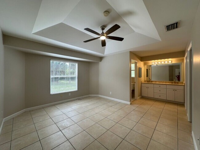 Foto del edificio - ANNUAL RENTAL - 3 Bedroom plus Den, 2 Bath...