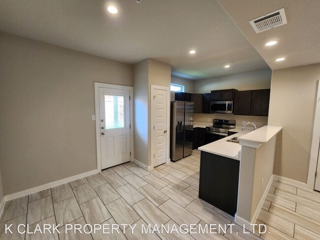 Building Photo - 3 br, 2.5 bath House - 8426 VIA VERONA #104