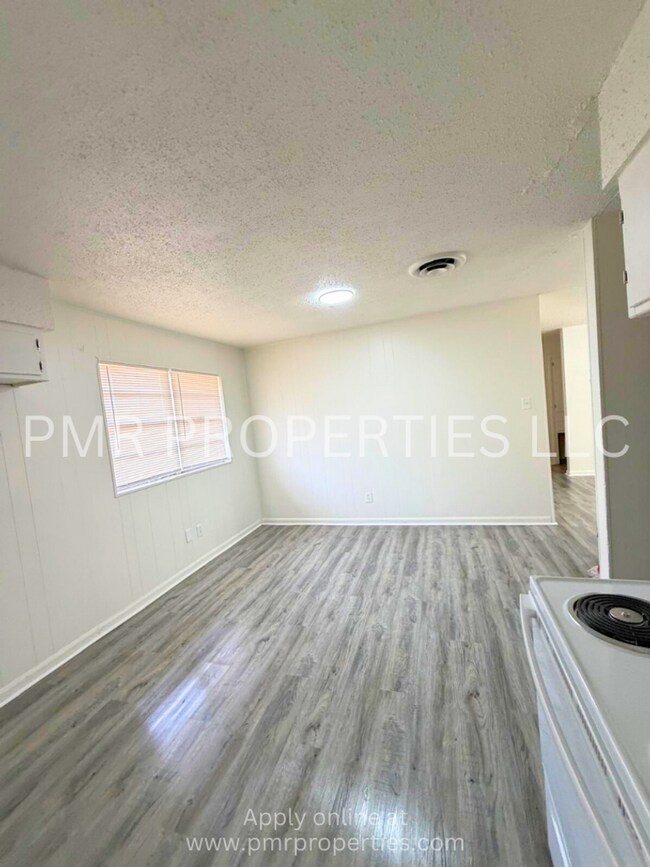 Building Photo - 3 Bed / 1 Bath House