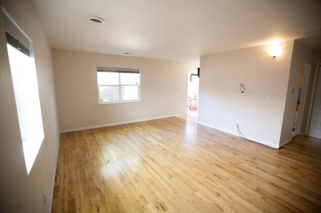 Sala de estar con pisos de madera noble - 4029 Wyandot St