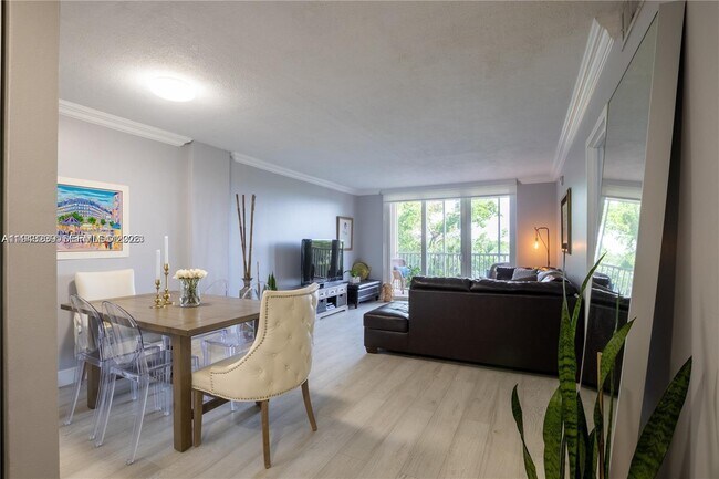 Building Photo - 250 Jacaranda Dr