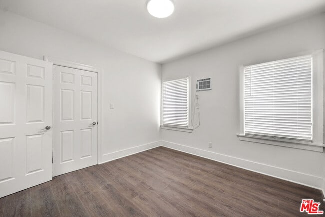 Building Photo - 926 S Mariposa Ave