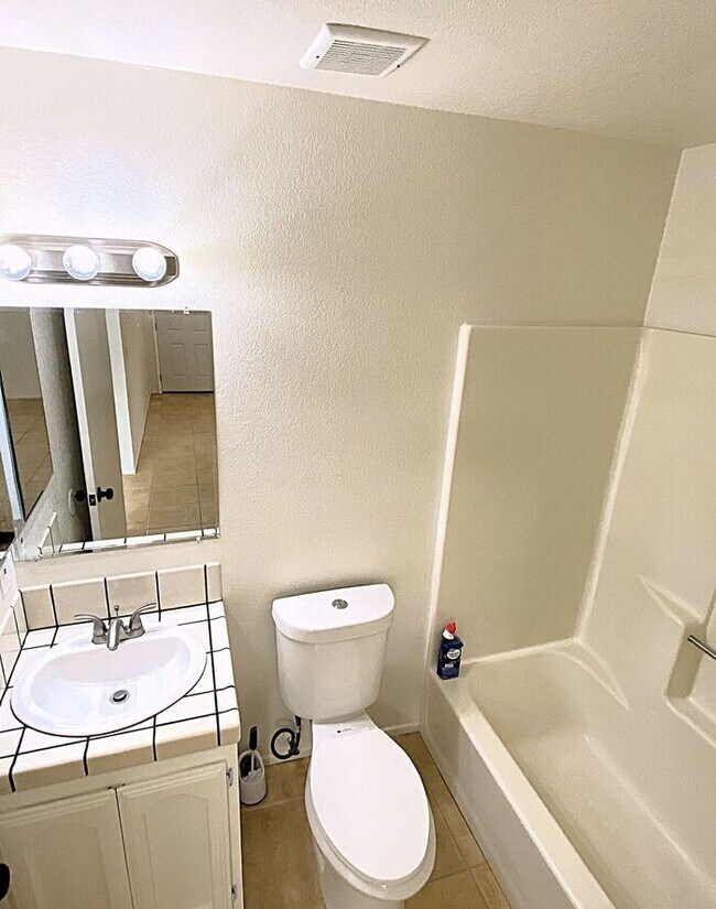 Foto del edificio - Remodeled Apple Valley 2Bd, 2Ba Apartment