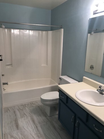 Common Bathroom - 2151 Broadway Ave SW