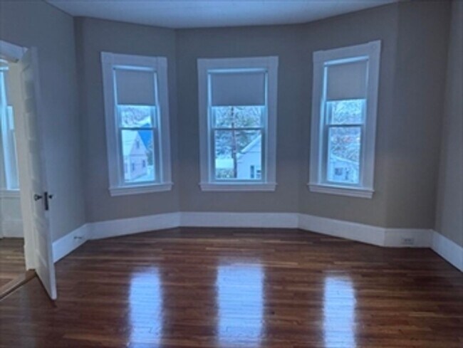 Building Photo - Recently updated 3 bed, 1 bath located in ...