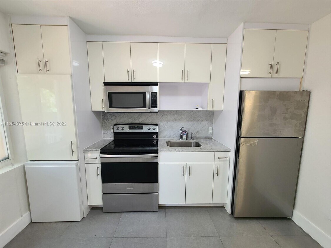 Primary Photo - 5555 NE Miami Pl