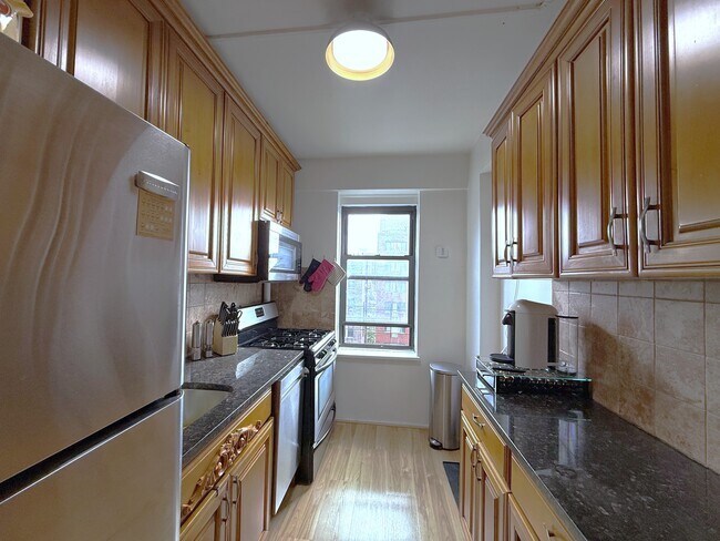 Foto del edificio - 99-21 67th Rd