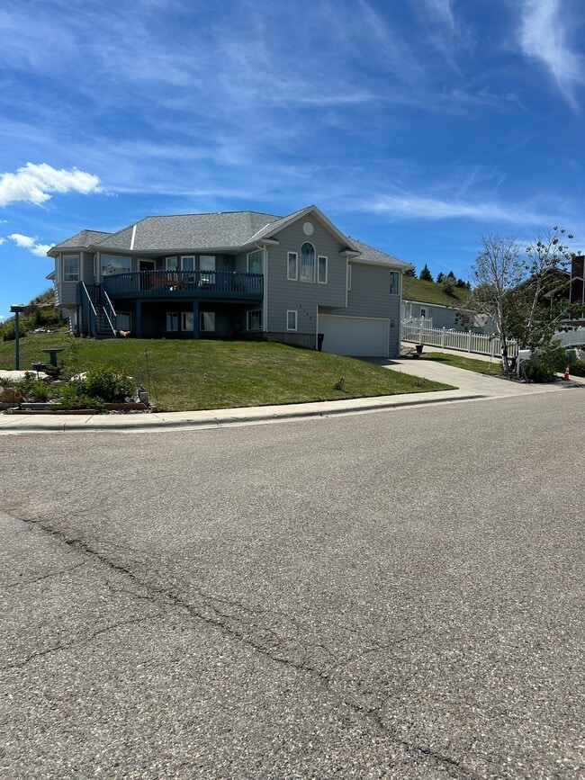Building Photo - 2100 Poplar Dr