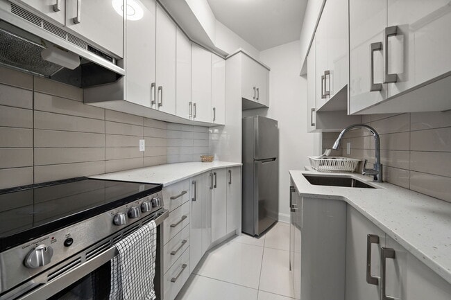Building Photo - 4775 Av Borden