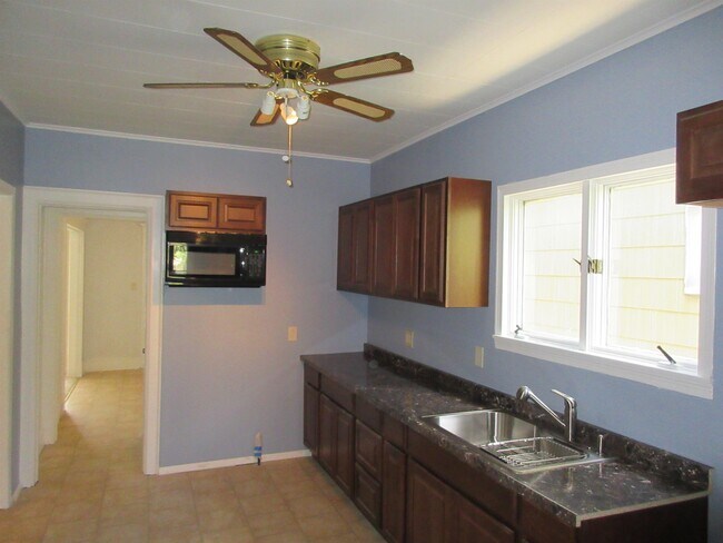 Building Photo - 876 Hertel Ave