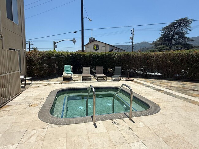 Foto del edificio - One Bedroom Condo in Montrose/Glendale