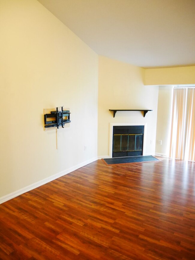 Building Photo - Roomy Two Bedroom Condo- Glen Burnie, MD