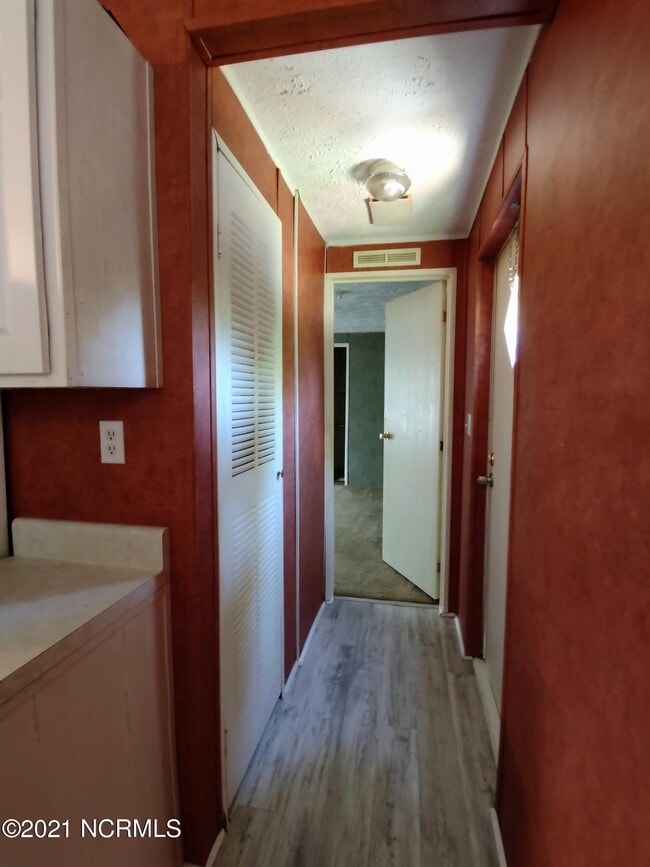 Building Photo - 9 Windsor Dr