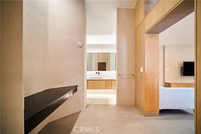 Foto del edificio - 1119 N Crestview Dr