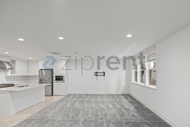 Building Photo - Unit