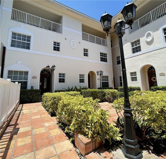 Building Photo - 2605 Bay Dr