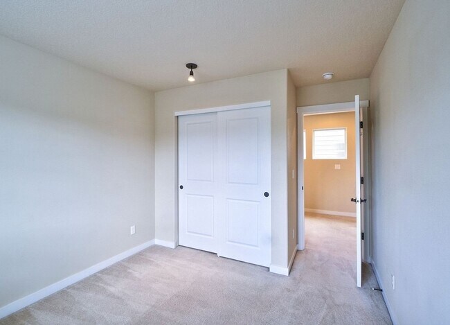 Building Photo - Beautiful Corner Lot 4 BD* 2.5 BA* Single ...